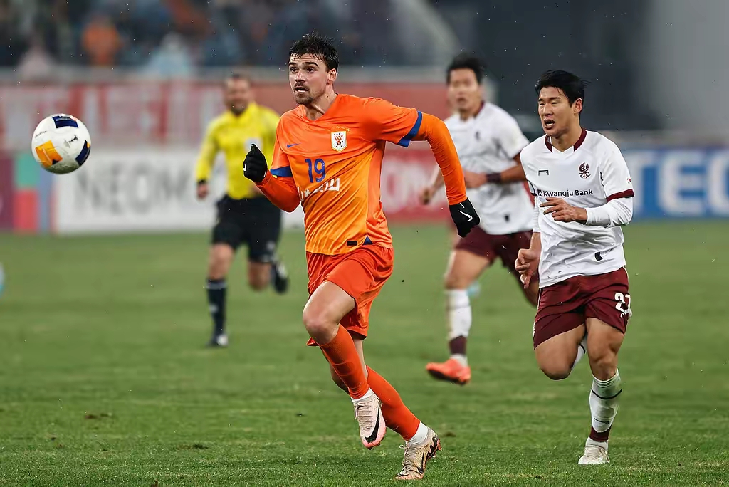 山东泰山训练开放日，转会期单刀错失引欢呼，欧联在即，赛季目标并未改变(东四三至八条腾退政策)